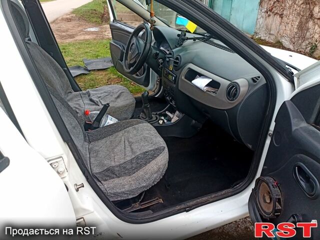 Белый Рено Логан, объемом двигателя 1.4 л и пробегом 1110 тыс. км за 3300 $, фото 8 на Automoto.ua
