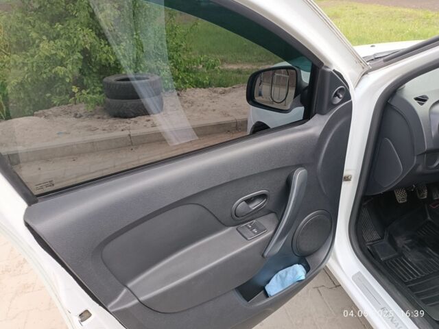 Белый Рено Логан, объемом двигателя 1.1 л и пробегом 198 тыс. км за 4500 $, фото 3 на Automoto.ua