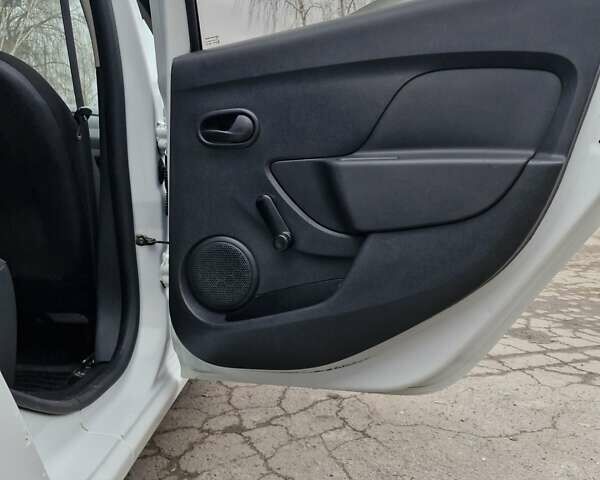 Білий Рено Логан, об'ємом двигуна 1.15 л та пробігом 272 тис. км за 4300 $, фото 16 на Automoto.ua