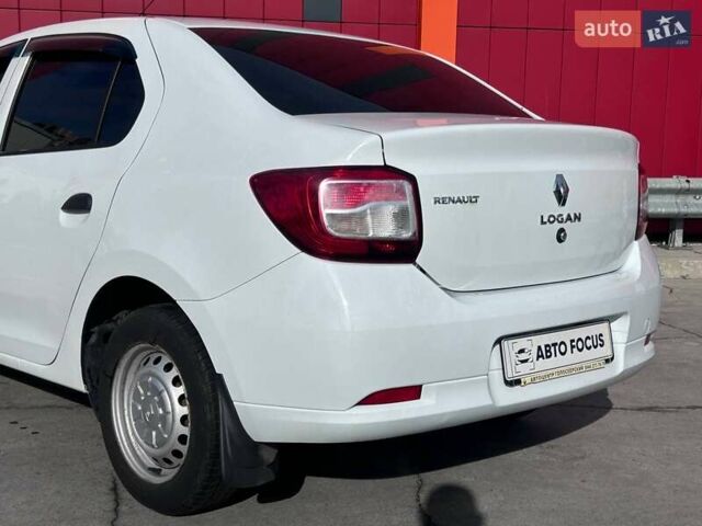 Рено Логан 2014 в Киеве на Automoto.ua Белый Рено Логан, объемом двигателя 1.15 л и пробегом 70 тыс. км за 5590 $, фото 6 на Automoto.ua