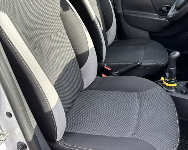 Белый Рено Логан, объемом двигателя 1.2 л и пробегом 180 тыс. км за 5800 $, фото 15 на Automoto.ua