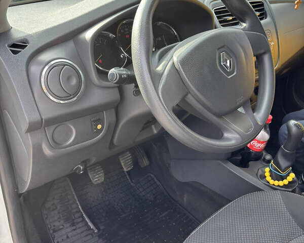 Белый Рено Логан, объемом двигателя 1.2 л и пробегом 180 тыс. км за 5800 $, фото 9 на Automoto.ua