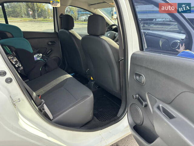 Белый Рено Логан, объемом двигателя 1.2 л и пробегом 180 тыс. км за 5800 $, фото 14 на Automoto.ua