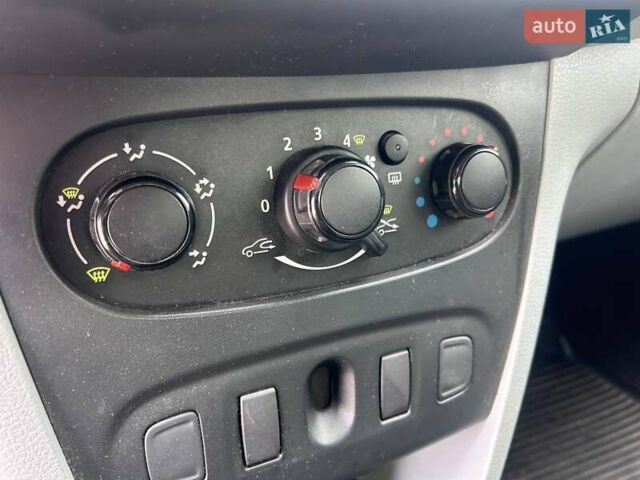 Рено Логан 2014 в Киеве на Automoto.ua Белый Рено Логан, объемом двигателя 1.15 л и пробегом 70 тыс. км за 5590 $, фото 16 на Automoto.ua