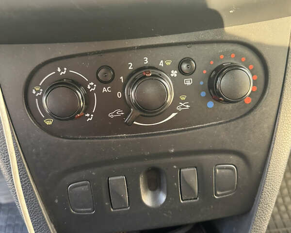 Белый Рено Логан, объемом двигателя 1.15 л и пробегом 160 тыс. км за 4800 $, фото 15 на Automoto.ua