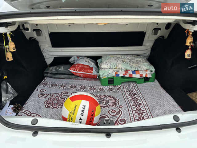 Белый Рено Логан, объемом двигателя 1.2 л и пробегом 180 тыс. км за 5800 $, фото 13 на Automoto.ua