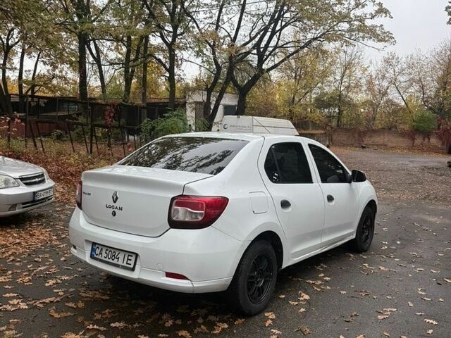 Білий Рено Логан, об'ємом двигуна 1.15 л та пробігом 260 тис. км за 3999 $, фото 6 на Automoto.ua
