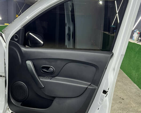 Білий Рено Логан, об'ємом двигуна 1.2 л та пробігом 197 тис. км за 5700 $, фото 39 на Automoto.ua