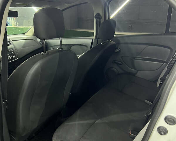 Білий Рено Логан, об'ємом двигуна 1.2 л та пробігом 197 тис. км за 5700 $, фото 33 на Automoto.ua