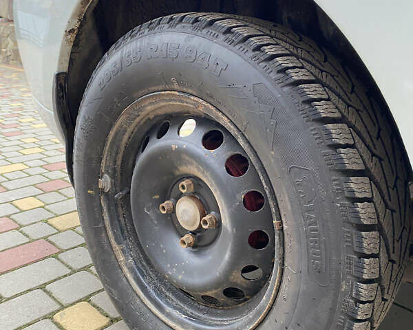 Белый Рено Логан, объемом двигателя 1.2 л и пробегом 206 тыс. км за 4300 $, фото 5 на Automoto.ua