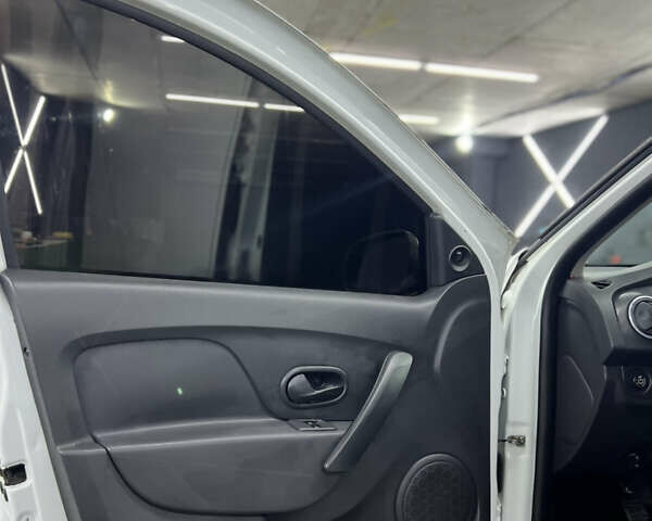 Білий Рено Логан, об'ємом двигуна 1.2 л та пробігом 197 тис. км за 5700 $, фото 25 на Automoto.ua