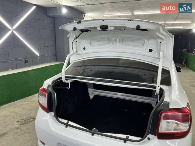 Білий Рено Логан, об'ємом двигуна 1.2 л та пробігом 197 тис. км за 5700 $, фото 40 на Automoto.ua