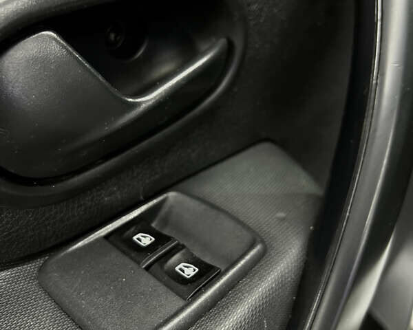 Білий Рено Логан, об'ємом двигуна 1.2 л та пробігом 197 тис. км за 5700 $, фото 31 на Automoto.ua