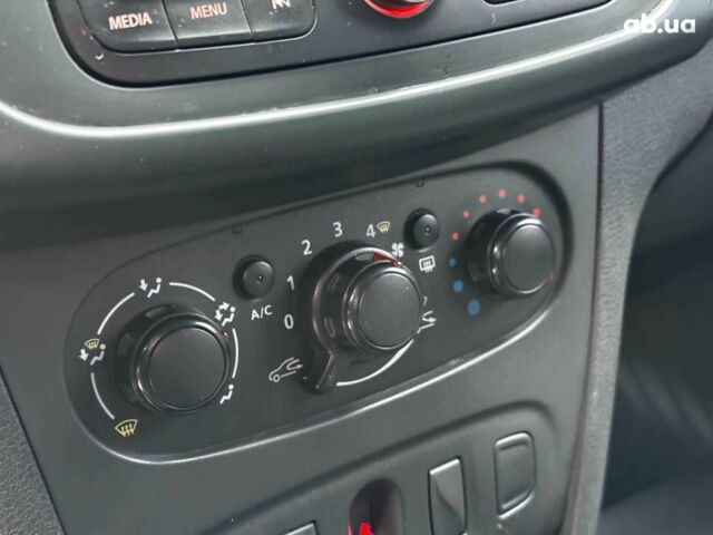 Білий Рено Логан, об'ємом двигуна 1.2 л та пробігом 390 тис. км за 3690 $, фото 16 на Automoto.ua