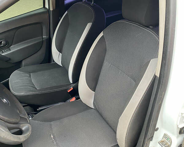 Белый Рено Логан, объемом двигателя 1.2 л и пробегом 206 тыс. км за 4300 $, фото 7 на Automoto.ua