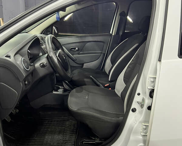 Білий Рено Логан, об'ємом двигуна 1.2 л та пробігом 197 тис. км за 5700 $, фото 32 на Automoto.ua