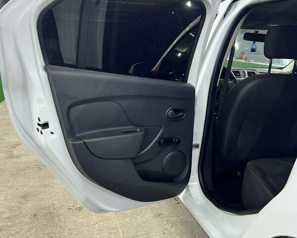 Білий Рено Логан, об'ємом двигуна 1.2 л та пробігом 197 тис. км за 5700 $, фото 34 на Automoto.ua