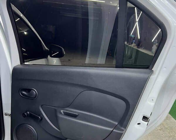 Білий Рено Логан, об'ємом двигуна 1.2 л та пробігом 197 тис. км за 5700 $, фото 35 на Automoto.ua