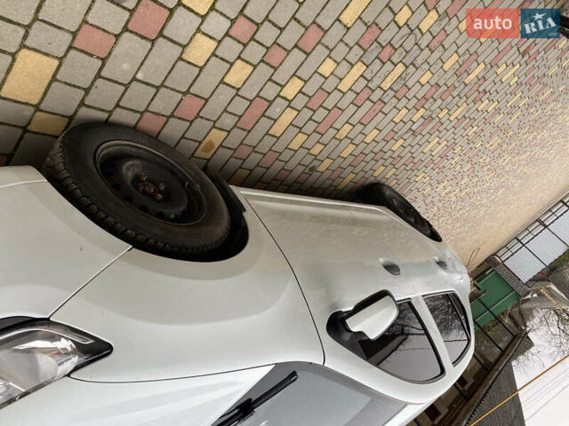 Белый Рено Логан, объемом двигателя 1.2 л и пробегом 206 тыс. км за 4300 $, фото 1 на Automoto.ua