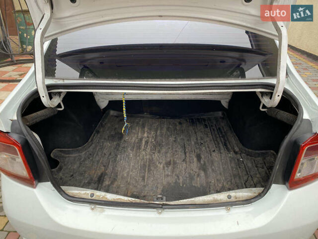 Белый Рено Логан, объемом двигателя 1.2 л и пробегом 206 тыс. км за 4300 $, фото 9 на Automoto.ua