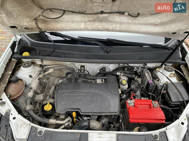 Белый Рено Логан, объемом двигателя 1.2 л и пробегом 206 тыс. км за 4300 $, фото 12 на Automoto.ua