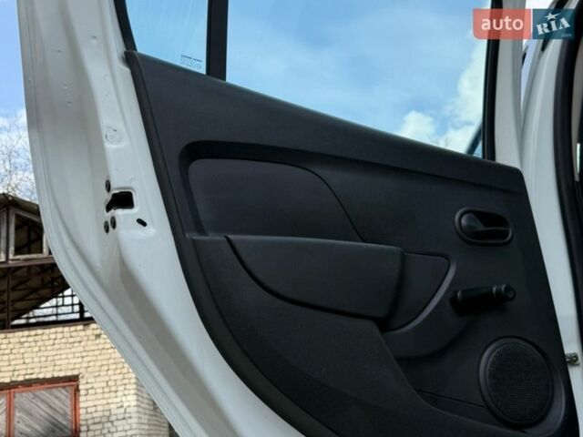 Белый Рено Логан, объемом двигателя 1.2 л и пробегом 230 тыс. км за 4399 $, фото 37 на Automoto.ua