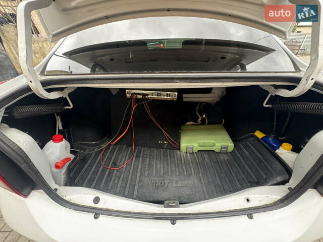 Белый Рено Логан, объемом двигателя 1.15 л и пробегом 230 тыс. км за 5100 $, фото 18 на Automoto.ua