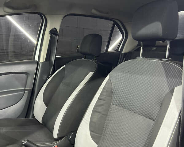 Білий Рено Логан, об'ємом двигуна 1.2 л та пробігом 197 тис. км за 5700 $, фото 27 на Automoto.ua