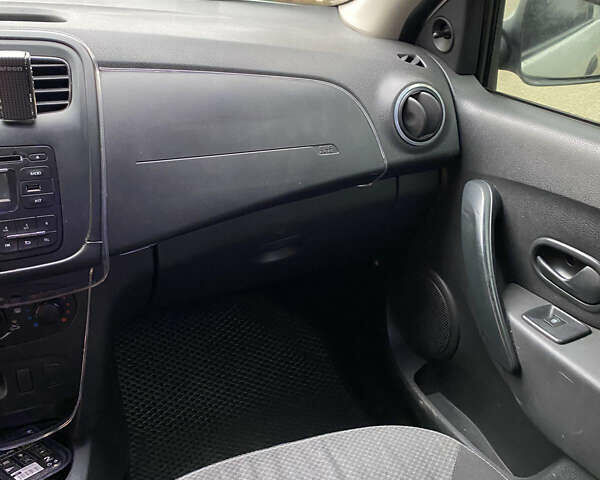 Белый Рено Логан, объемом двигателя 1.2 л и пробегом 206 тыс. км за 4300 $, фото 10 на Automoto.ua