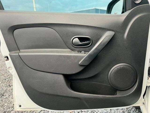 Білий Рено Логан, об'ємом двигуна 1.2 л та пробігом 170 тис. км за 5890 $, фото 14 на Automoto.ua