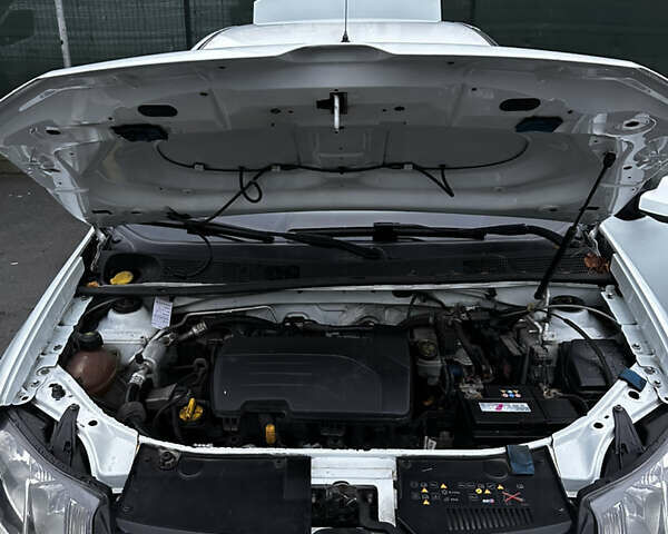 Белый Рено Логан, объемом двигателя 1.2 л и пробегом 247 тыс. км за 4200 $, фото 9 на Automoto.ua