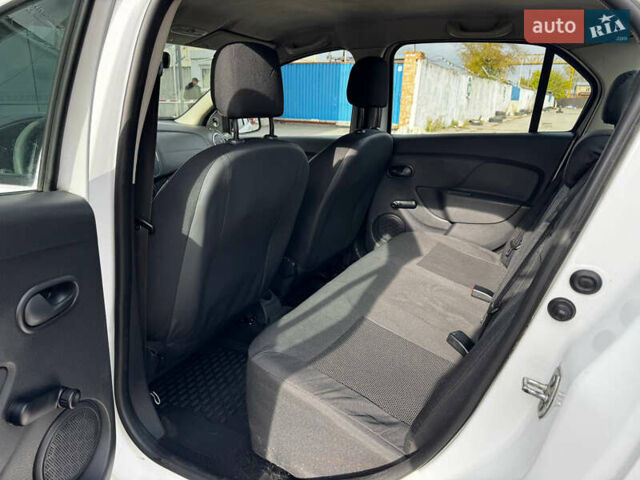 Рено Логан 2016 в Киеве на Automoto.ua Белый Рено Логан, объемом двигателя 1.2 л и пробегом 170 тыс. км за 3600 $, фото 9 на Automoto.ua