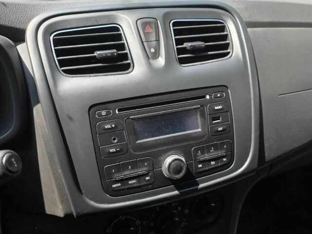 Білий Рено Логан, об'ємом двигуна 1.2 л та пробігом 135 тис. км за 4500 $, фото 5 на Automoto.ua