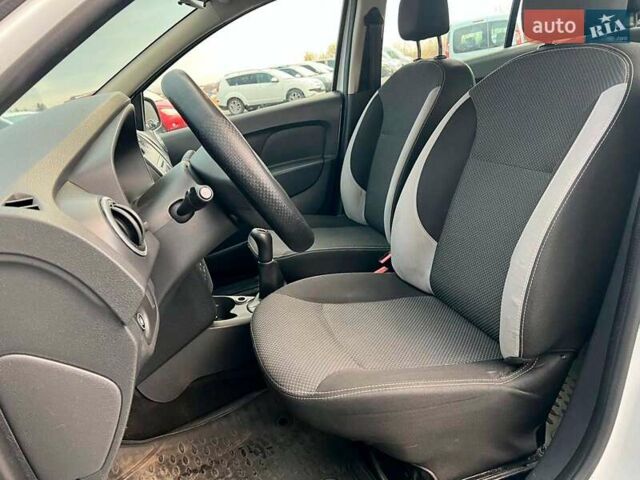 Белый Рено Логан, объемом двигателя 1.2 л и пробегом 170 тыс. км за 5890 $, фото 17 на Automoto.ua