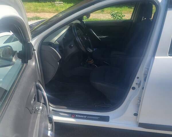 Білий Рено Логан, об'ємом двигуна 1.15 л та пробігом 295 тис. км за 5800 $, фото 4 на Automoto.ua