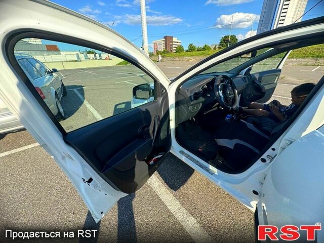 Белый Рено Логан, объемом двигателя 1.1 л и пробегом 198 тыс. км за 4400 $, фото 7 на Automoto.ua