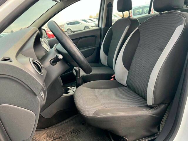 Білий Рено Логан, об'ємом двигуна 1.2 л та пробігом 170 тис. км за 5890 $, фото 17 на Automoto.ua