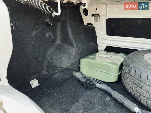 Білий Рено Логан, об'ємом двигуна 1.15 л та пробігом 153 тис. км за 5900 $, фото 15 на Automoto.ua