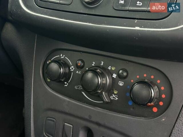 Белый Рено Логан, объемом двигателя 1.2 л и пробегом 305 тыс. км за 3650 $, фото 11 на Automoto.ua