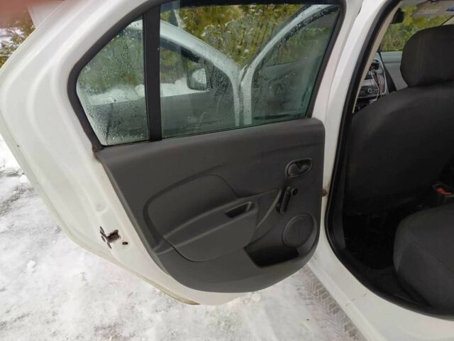 Белый Рено Логан, объемом двигателя 1.1 л и пробегом 368 тыс. км за 4563 $, фото 10 на Automoto.ua