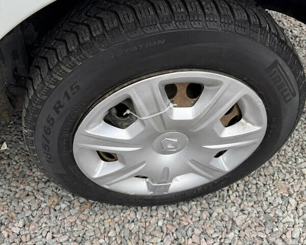 Белый Рено Логан, объемом двигателя 1.15 л и пробегом 242 тыс. км за 3600 $, фото 9 на Automoto.ua