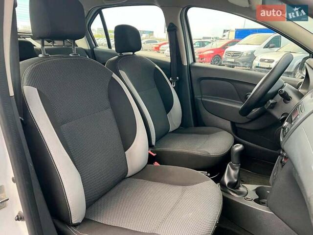 Белый Рено Логан, объемом двигателя 1.2 л и пробегом 170 тыс. км за 5890 $, фото 31 на Automoto.ua