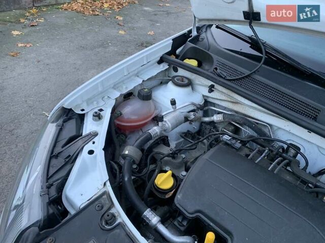 Белый Рено Логан, объемом двигателя 1.15 л и пробегом 178 тыс. км за 4450 $, фото 28 на Automoto.ua