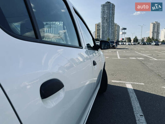 Білий Рено Логан, об'ємом двигуна 1.15 л та пробігом 153 тис. км за 5900 $, фото 16 на Automoto.ua