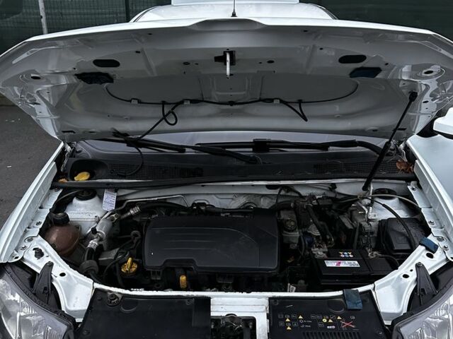 Белый Рено Логан, объемом двигателя 1.2 л и пробегом 247 тыс. км за 4200 $, фото 4 на Automoto.ua