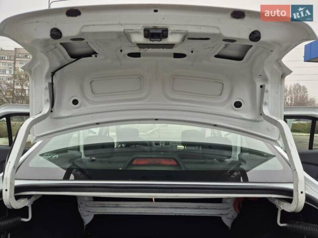 Белый Рено Логан, объемом двигателя 1.15 л и пробегом 114 тыс. км за 6500 $, фото 26 на Automoto.ua