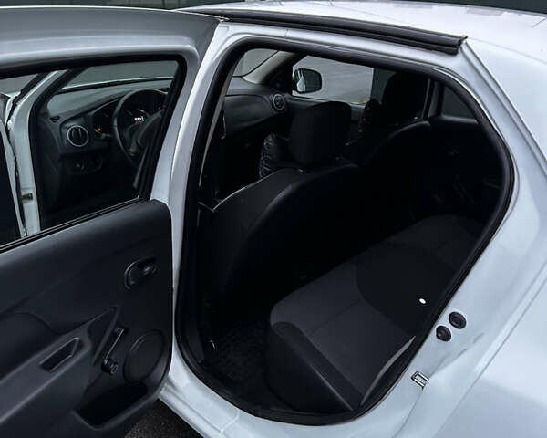 Белый Рено Логан, объемом двигателя 1.2 л и пробегом 247 тыс. км за 4200 $, фото 7 на Automoto.ua