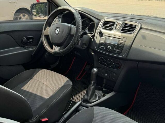 Білий Рено Логан, об'ємом двигуна 1.1 л та пробігом 200 тис. км за 3300 $, фото 3 на Automoto.ua