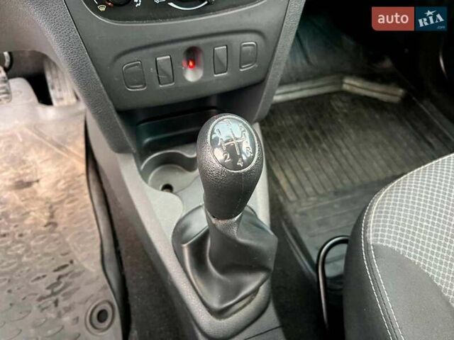 Белый Рено Логан, объемом двигателя 1.2 л и пробегом 170 тыс. км за 5890 $, фото 26 на Automoto.ua