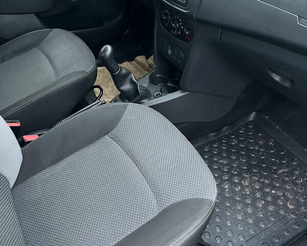 Білий Рено Логан, об'ємом двигуна 1.15 л та пробігом 153 тис. км за 5000 $, фото 10 на Automoto.ua